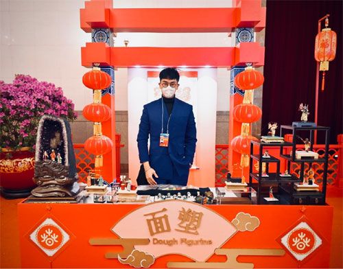 郎佳子彧在人民大会堂展示中国民间传统面人技艺