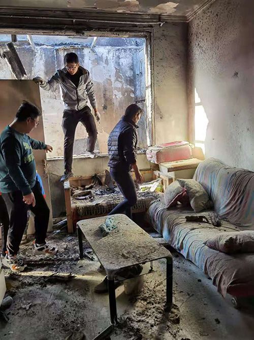 齐元成与大家一起收拾着火后的屋子