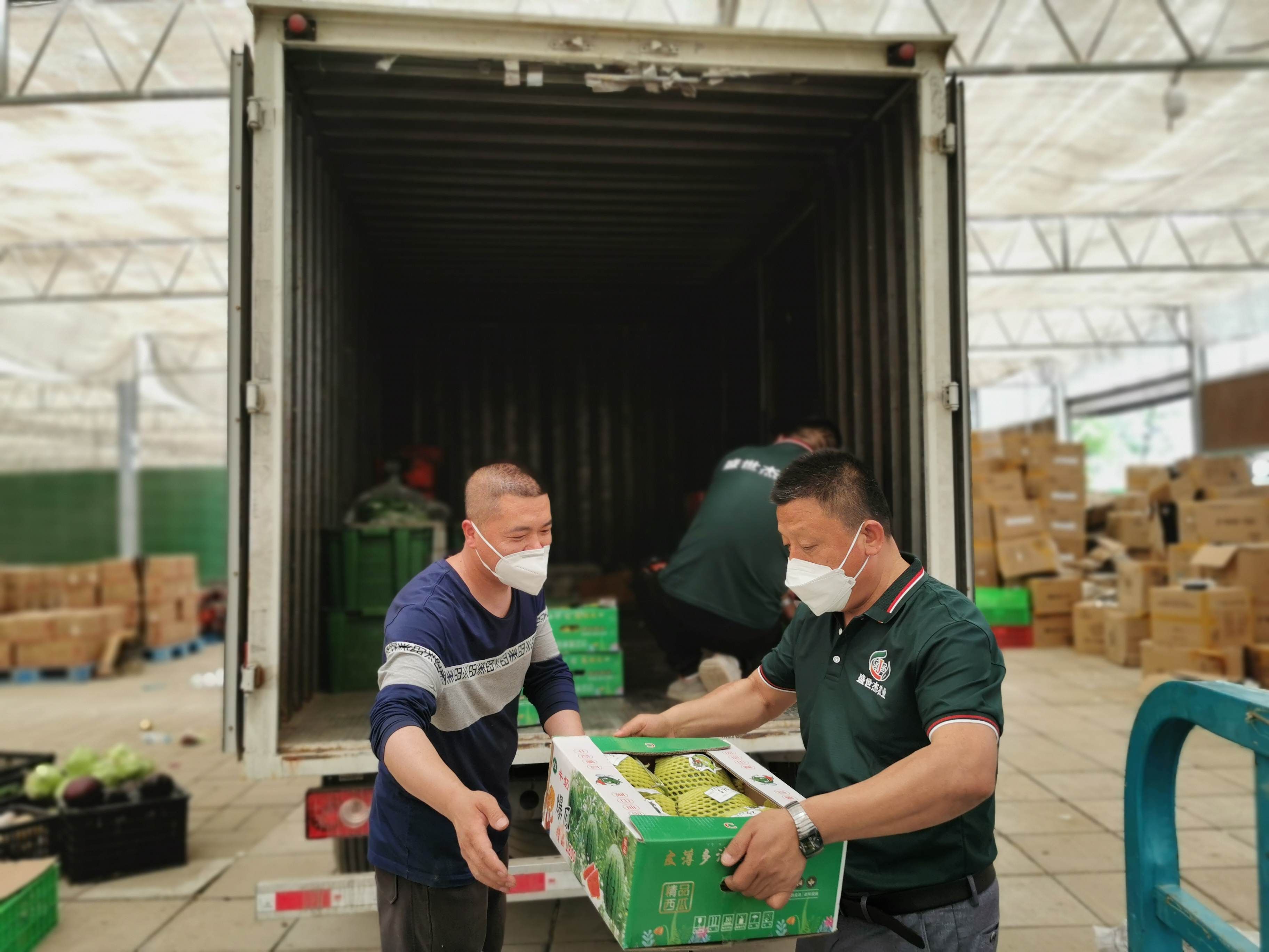 05张吉章现场查看保供蔬菜水果的出库、装车，确保质量、数量。_副本