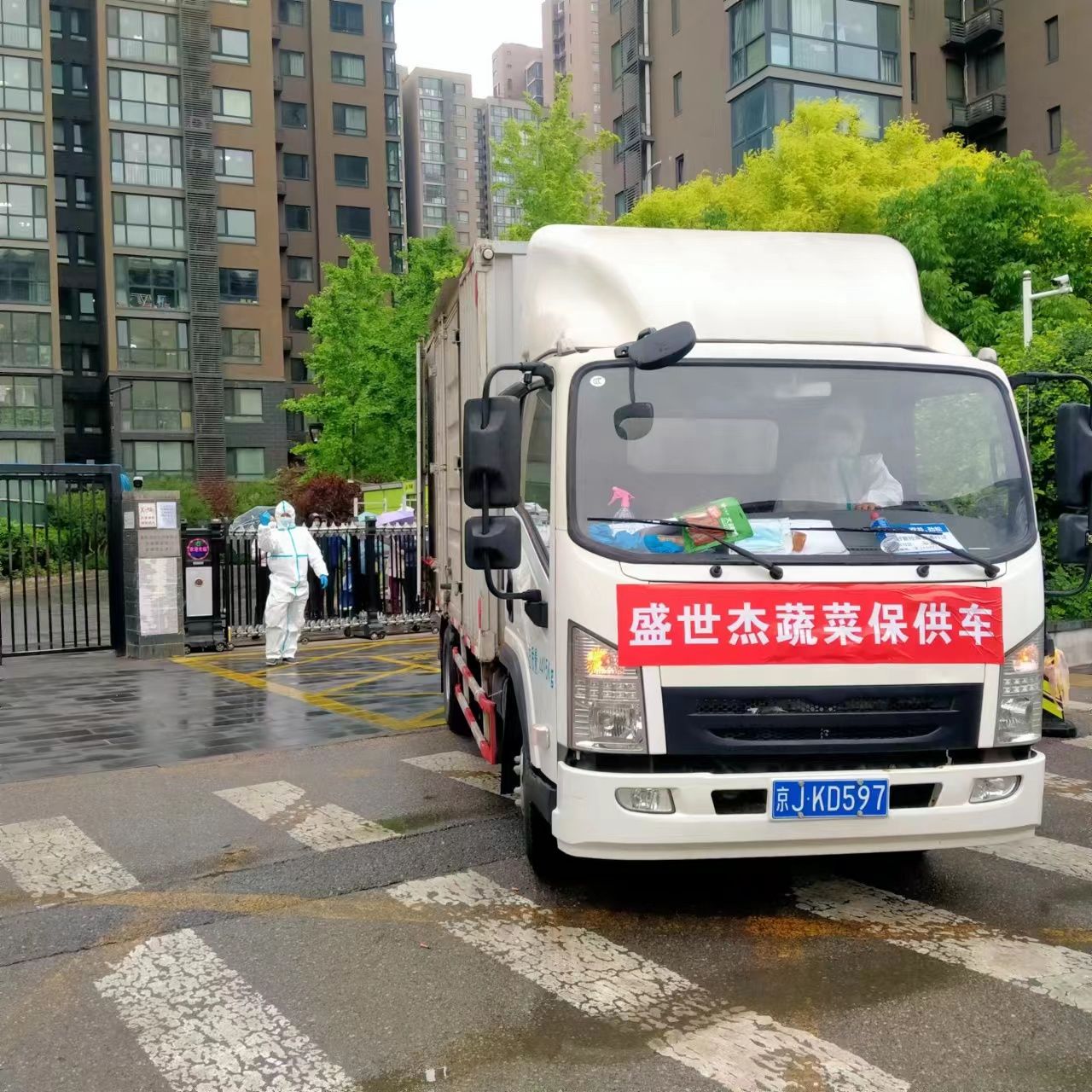 盛世杰保供车辆进入指定保供地点02